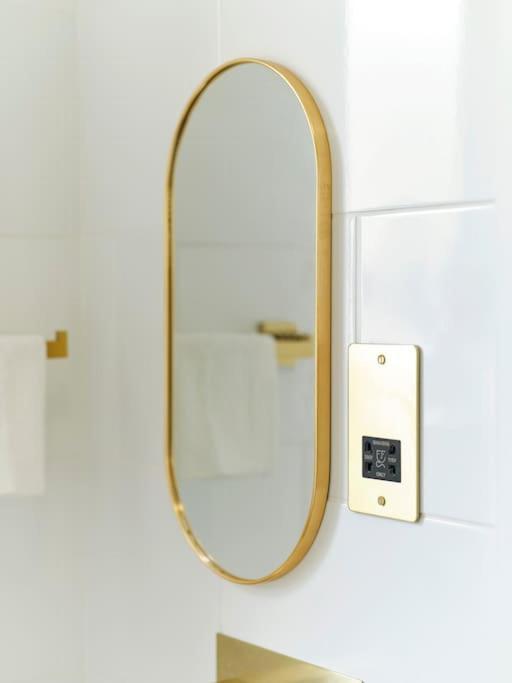 Rofennie Suite -Luxury Ensuite Room! Maidstone Exterior photo