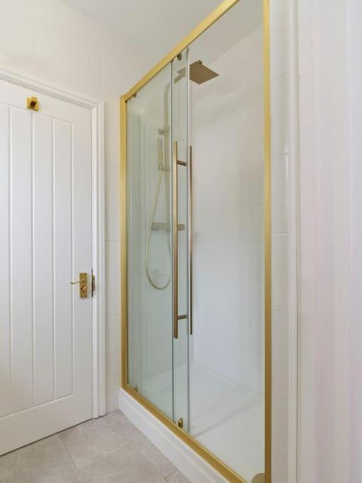 Rofennie Suite -Luxury Ensuite Room! Maidstone Exterior photo