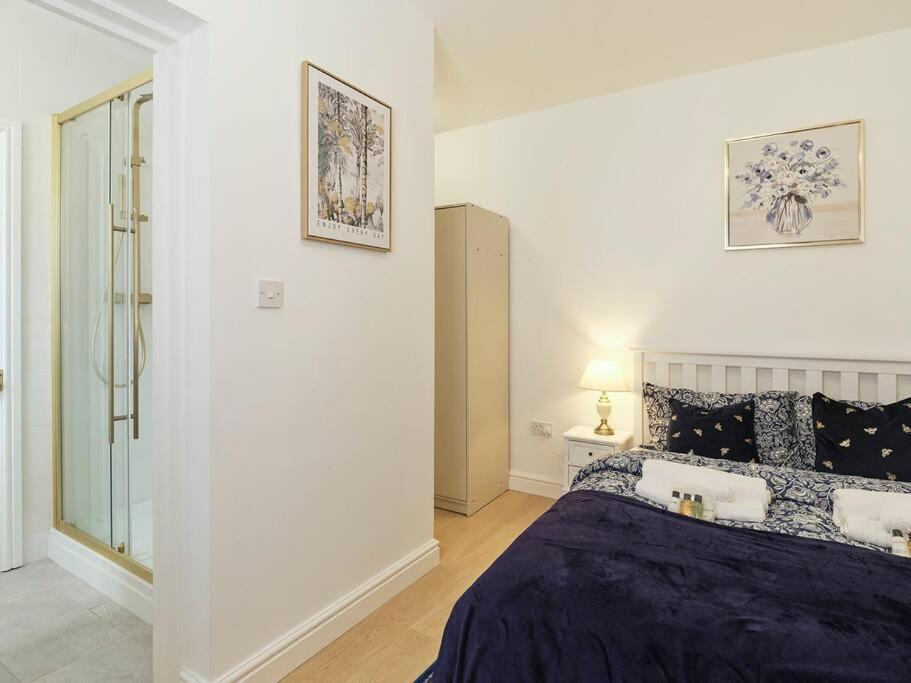 Rofennie Suite -Luxury Ensuite Room! Maidstone Exterior photo