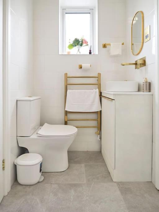 Rofennie Suite -Luxury Ensuite Room! Maidstone Exterior photo