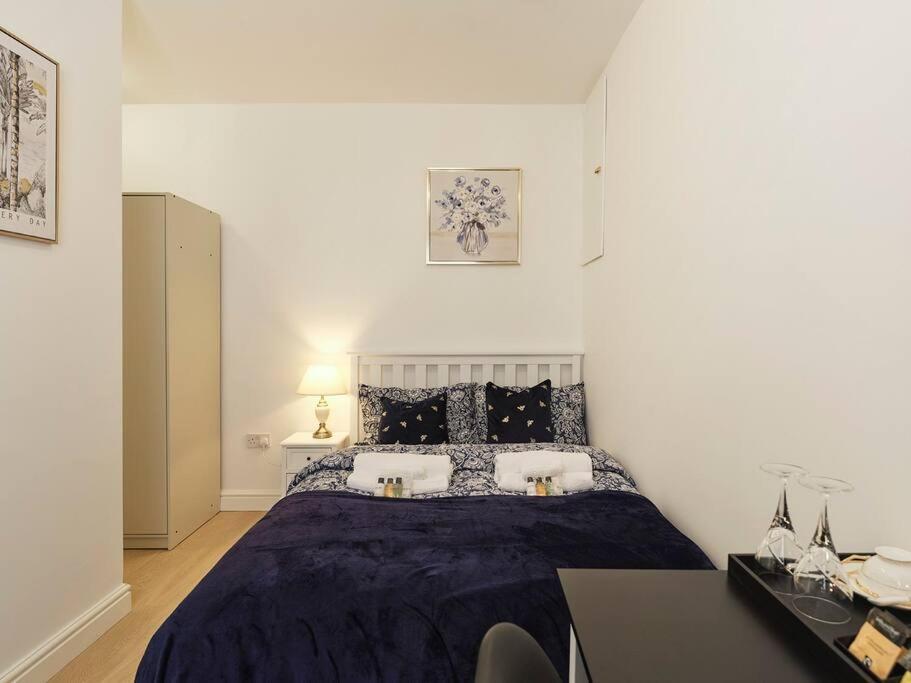 Rofennie Suite -Luxury Ensuite Room! Maidstone Exterior photo